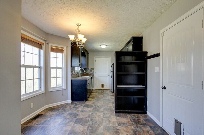 Building Photo - Sweet 3 bed 2 bath.  Cat friendly.