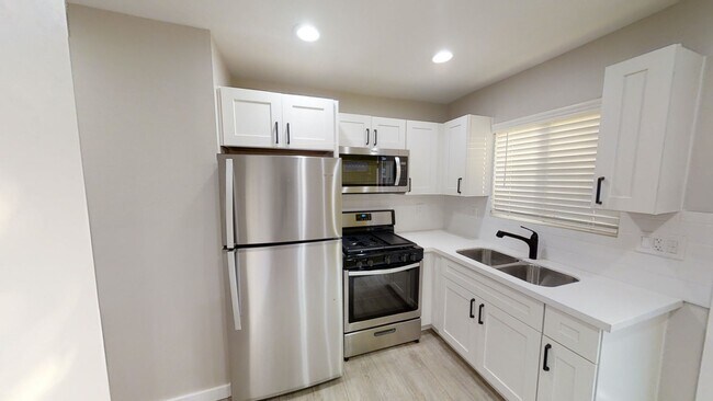 Building Photo - 7 BD, 3 BR. Spacious Yard!!