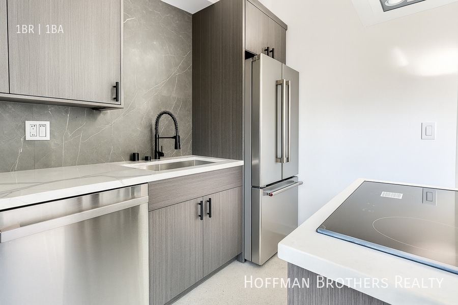 Building Photo - 1249 1/4 N Beachwood Dr