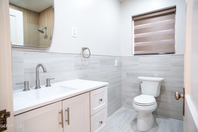 Building Photo - 1211 Mesita Dr