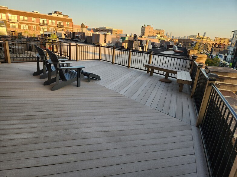 Private Deck - 1601 W School St