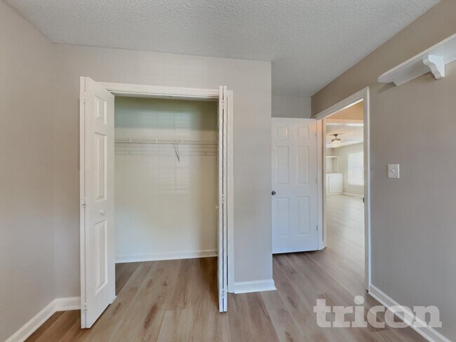 Building Photo - 1004 Spruce Dr