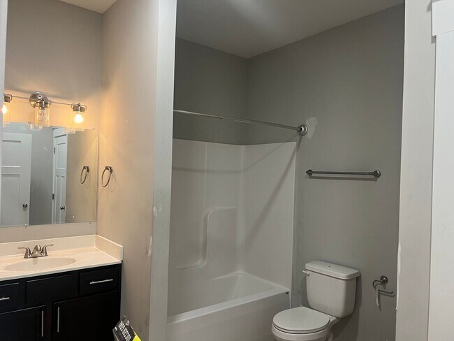 Building Photo - Beautiful home 3 minutes from ETSU!