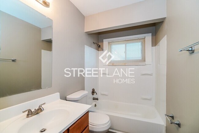 Building Photo - Charming 3 Bedroom in Columbus!