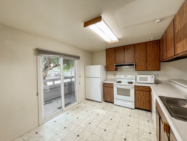 Building Photo - Spacious 2 bedroom, 2 bathroom Condo in Qu...