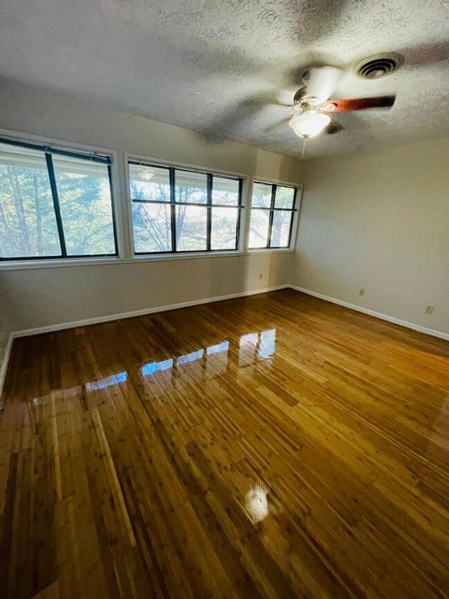 Building Photo - 3 bedroom 2.5 bathroom Home Near UGA and on the UGA Busline!