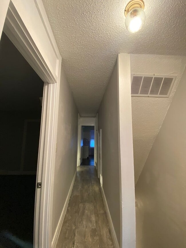 Building Photo - 3 Bdrm, 1.5 Bath