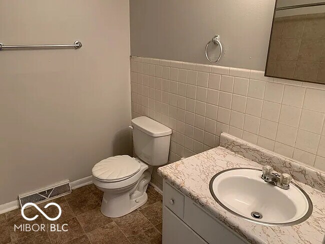 Building Photo - 1272 N Ridgeview Dr