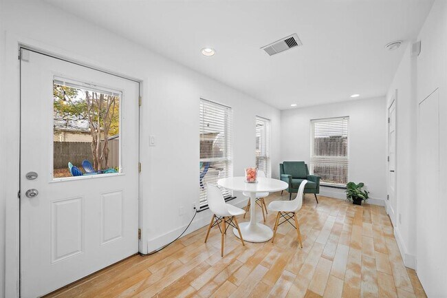 Building Photo - 1813 Crockett St