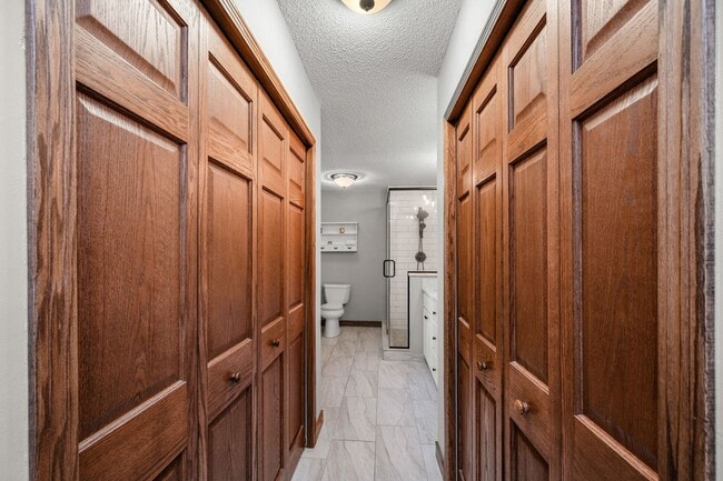 Building Photo - Stunning Remodeled 4BR Home w/ Pond View &...