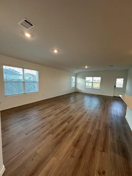 Building Photo - 614 Waterway Ave