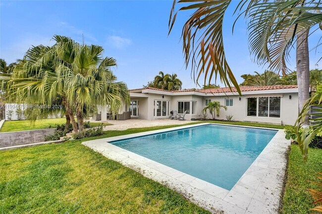 Building Photo - 12478 N Bayshore Dr