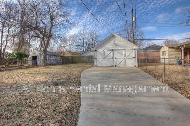 Building Photo - 1316 S Knoxville Ave