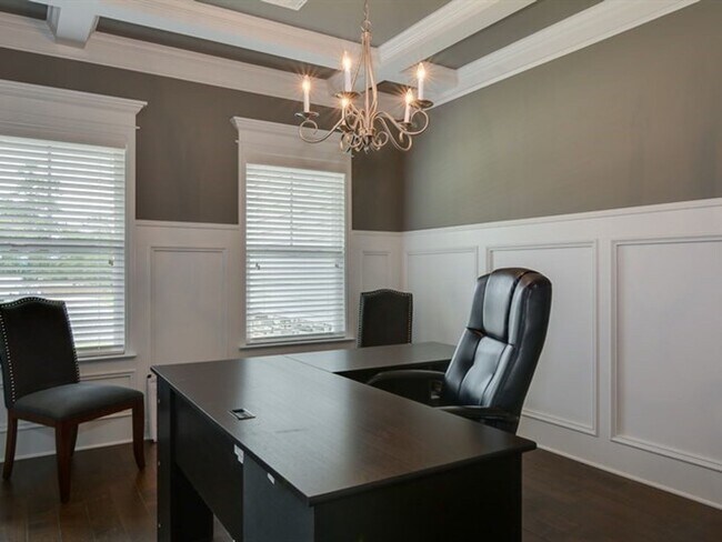 Building Photo - Centrally Located Home Sweet Home