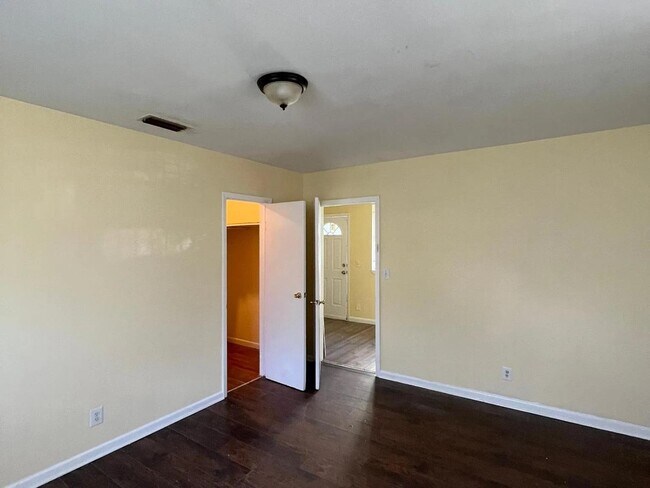 Building Photo - 1362 W 25th St