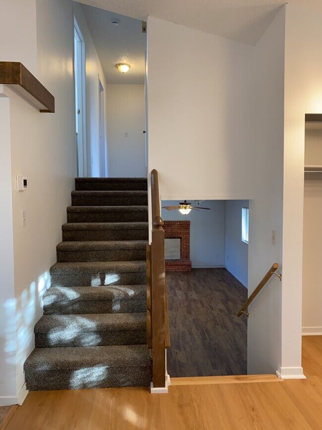 Building Photo - Start a Lease by 12/1 and Receive a $500 R...