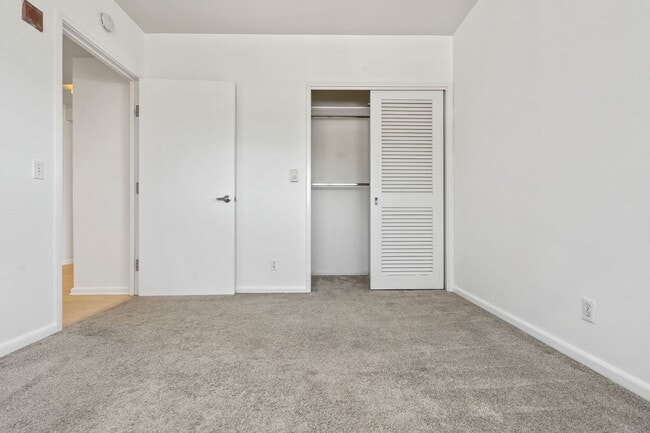 Building Photo - Light Filled 2 Bed, 2 Bath South Beach Por...