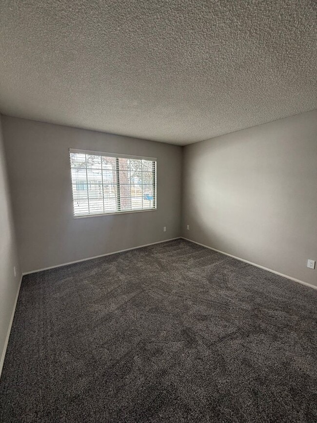 Building Photo - SPACIOUS 2-BEDROOM TOWNHOME WITH LOFT, GARAGE & PRIME LOCATION!