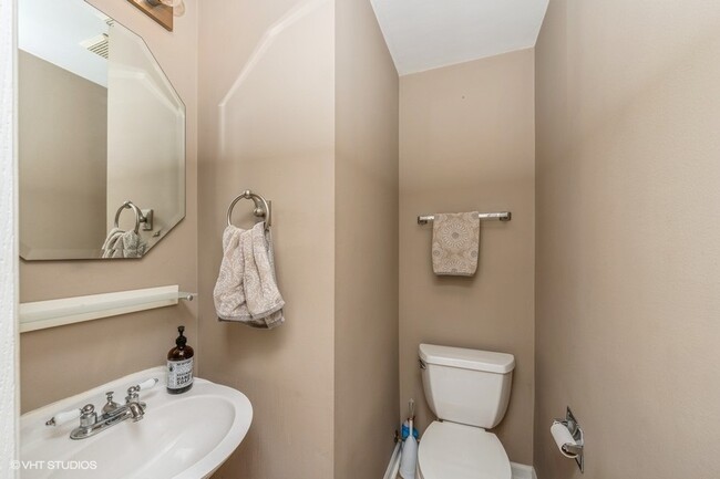 Building Photo - 9 Larkspur Ct