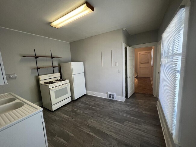 Building Photo - Large 1BR in Wayland