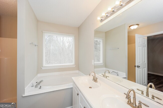 Building Photo - 4050 Robin Cir