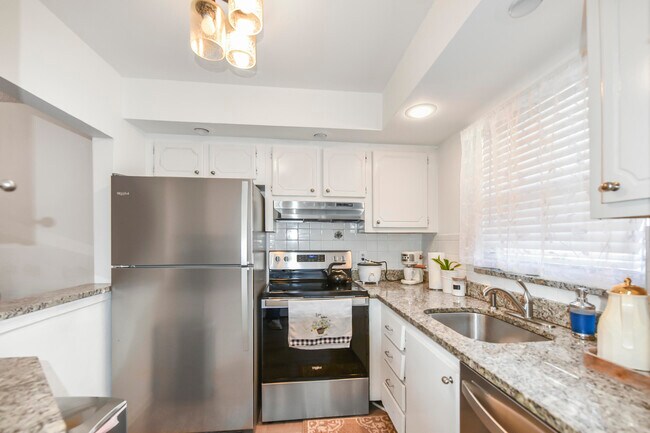 Building Photo - 9851 Sandalfoot Blvd