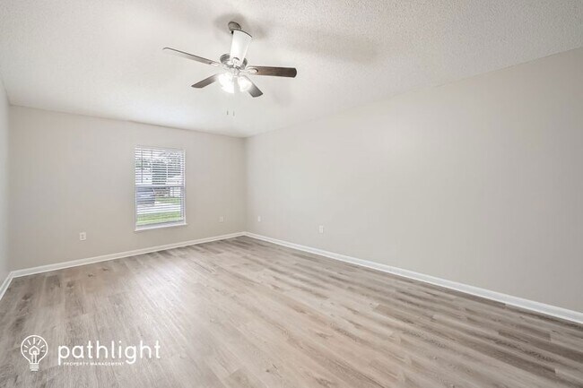 Building Photo - 104 Aurora Ln
