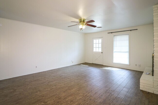 Building Photo - Located in South Tulsa - 3 Bedroom Home!!