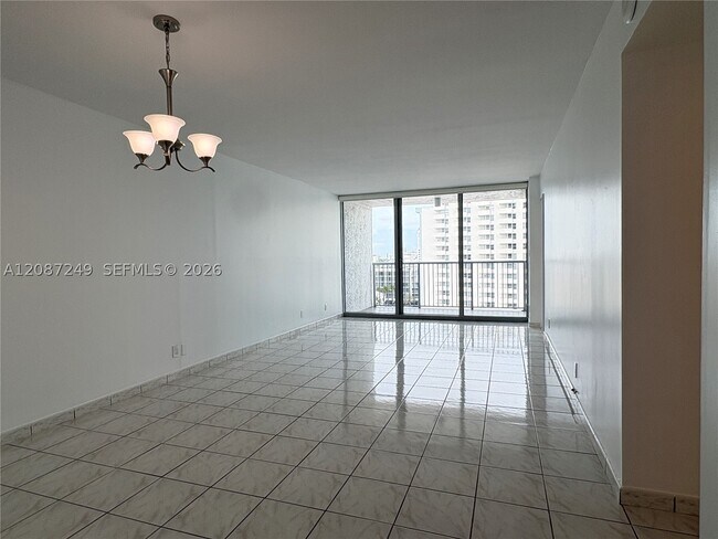 Building Photo - 2655 Collins Ave