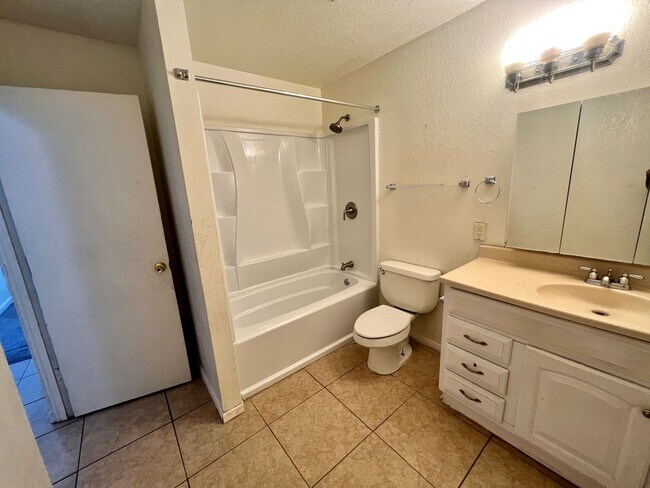 Building Photo - 5 Bedroom 2 Bath - Close to 29 Palms Marin...