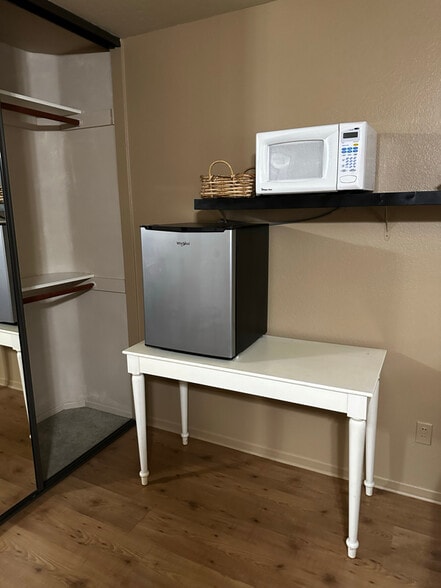 Building Photo - 494 Nicolas Rd