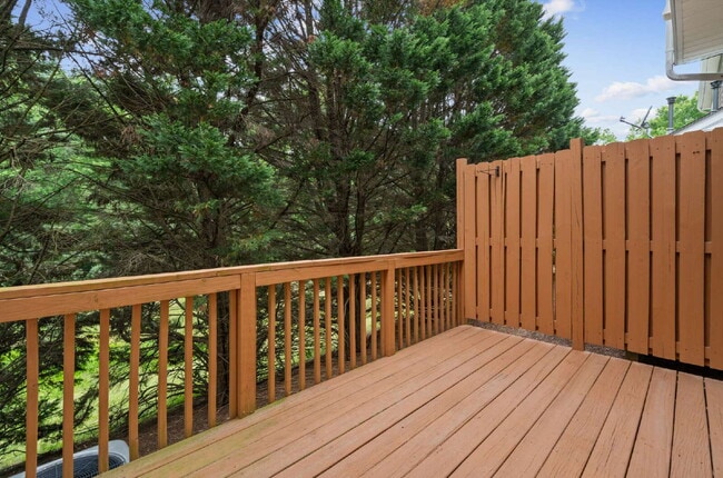 Building Photo - 3-Bed Townhouse in Leesville District