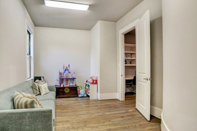 Building Photo - 5655 Locke Ln