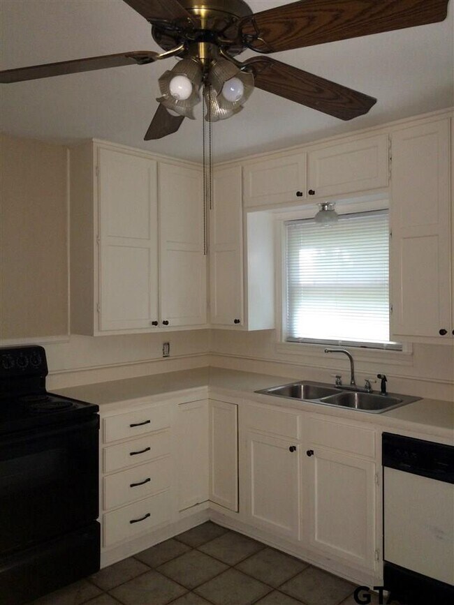 Building Photo - 611 W Bryan St