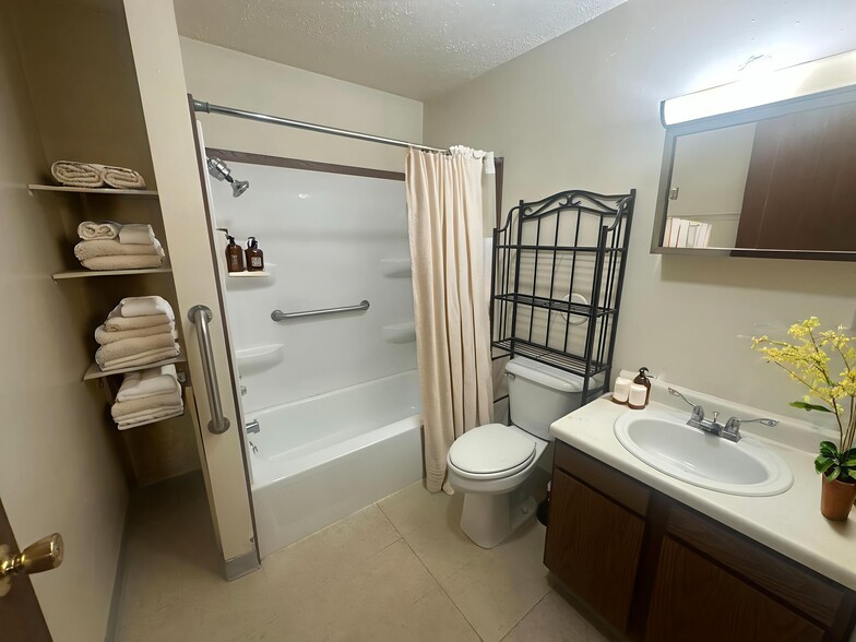 Building Photo - 513 N Main Ave