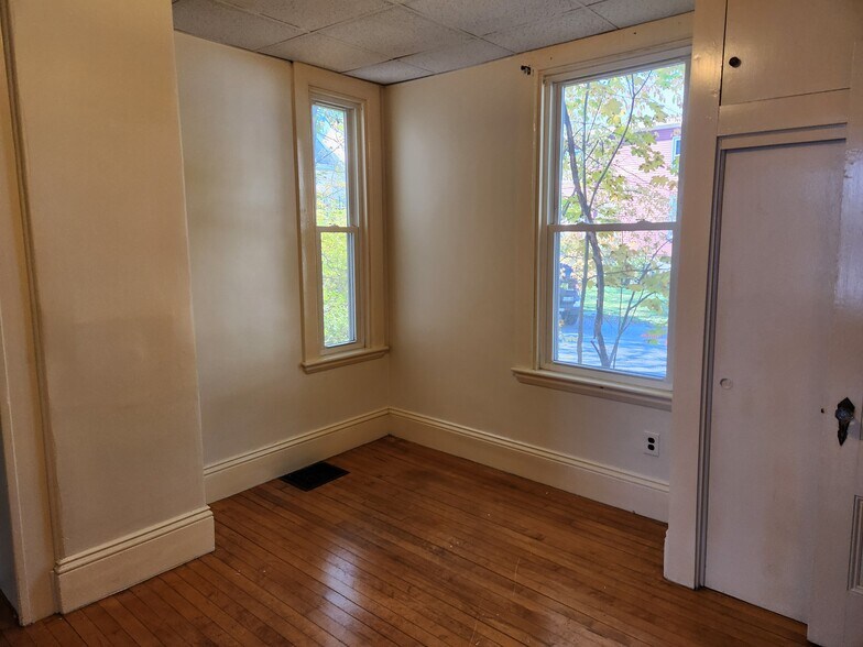 Middle room - 46 Saunders St