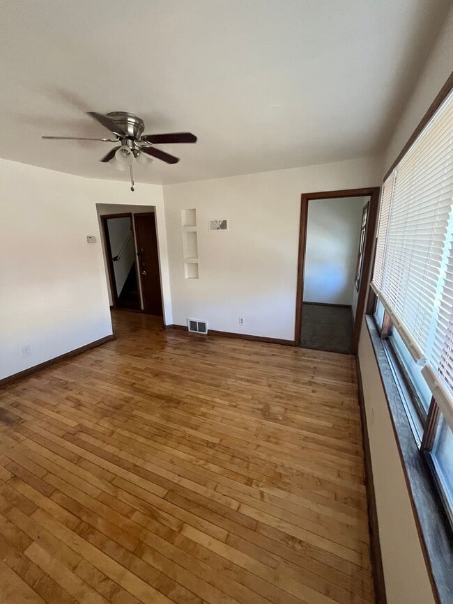 Building Photo - Winter Special: * First month's rent FREE with a one year signed lease!!!* - Modern 3BR/2BA Two-L...
