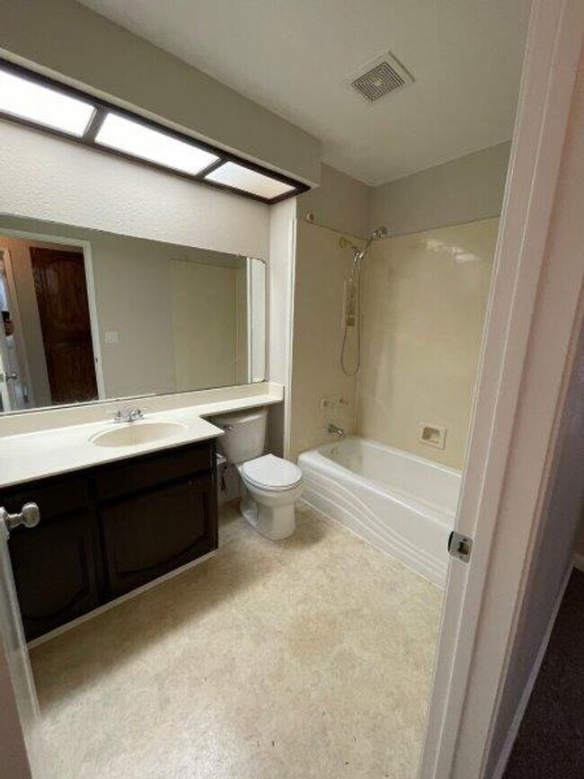 Building Photo - Fabulous 3 Bed 2 Bath home in the Heart of Elk Grove