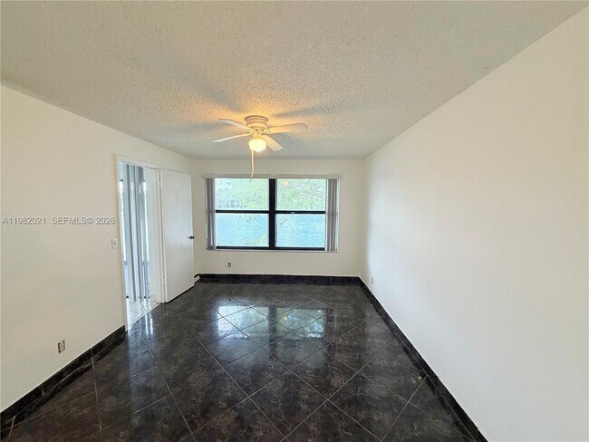 Building Photo - 206 Lake Pointe Dr