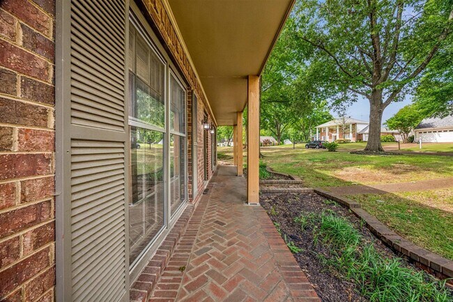 Building Photo - 2232 Burfordi Ln