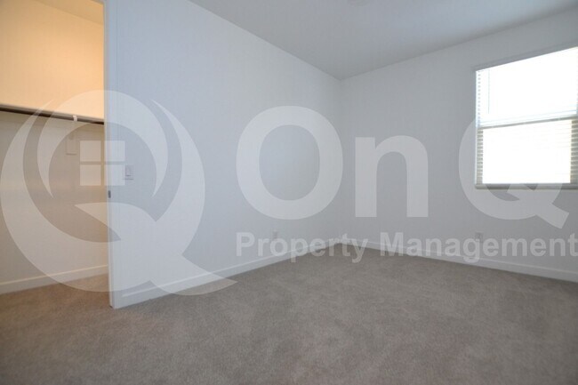 Building Photo - 9213 W Glenrosa Ave