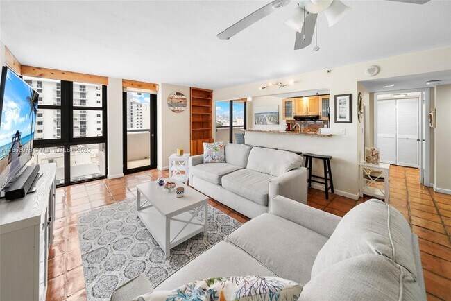 Building Photo - 2555 Collins Ave