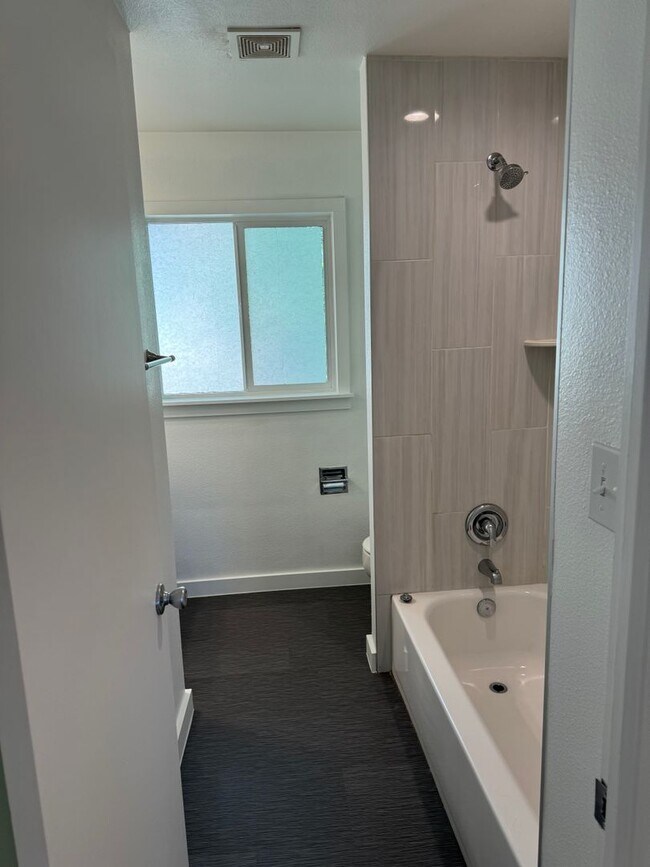 Building Photo - 326 Stewart St