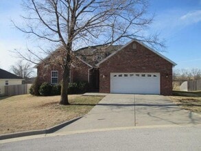 Building Photo - 3 Bedroom Ozark Home in Wonderful Neighbor...