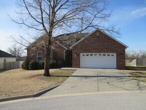 Building Photo - 3 Bedroom Ozark Home in Wonderful Neighborhood!