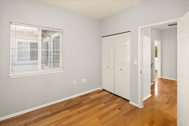 Building Photo - Spacious 3 bed Townhome
