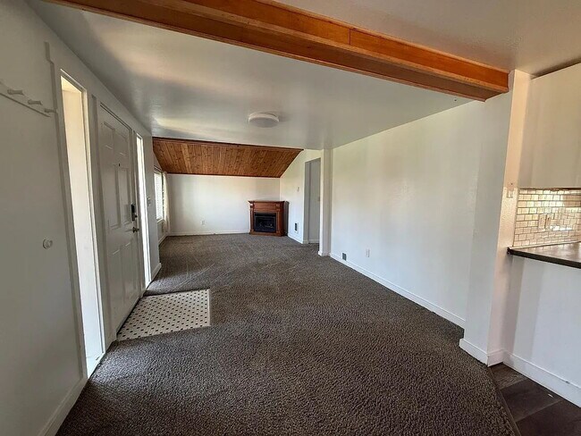 Building Photo - "Charming 3-Bed Oasis with Cozy Fireplace in Coos Bay – Your Perfect Retreat Awaits!"