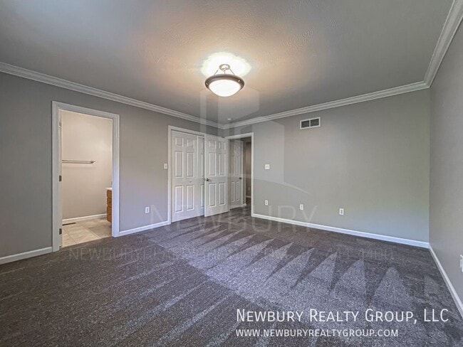 Building Photo - 135 Banksville Pl