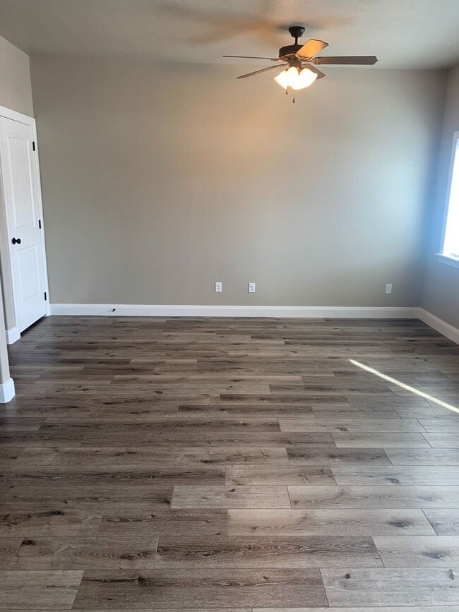 Building Photo - Town home living in the heart of Cedar City!