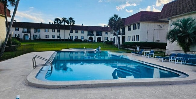 Building Photo - Location, Location, Location!